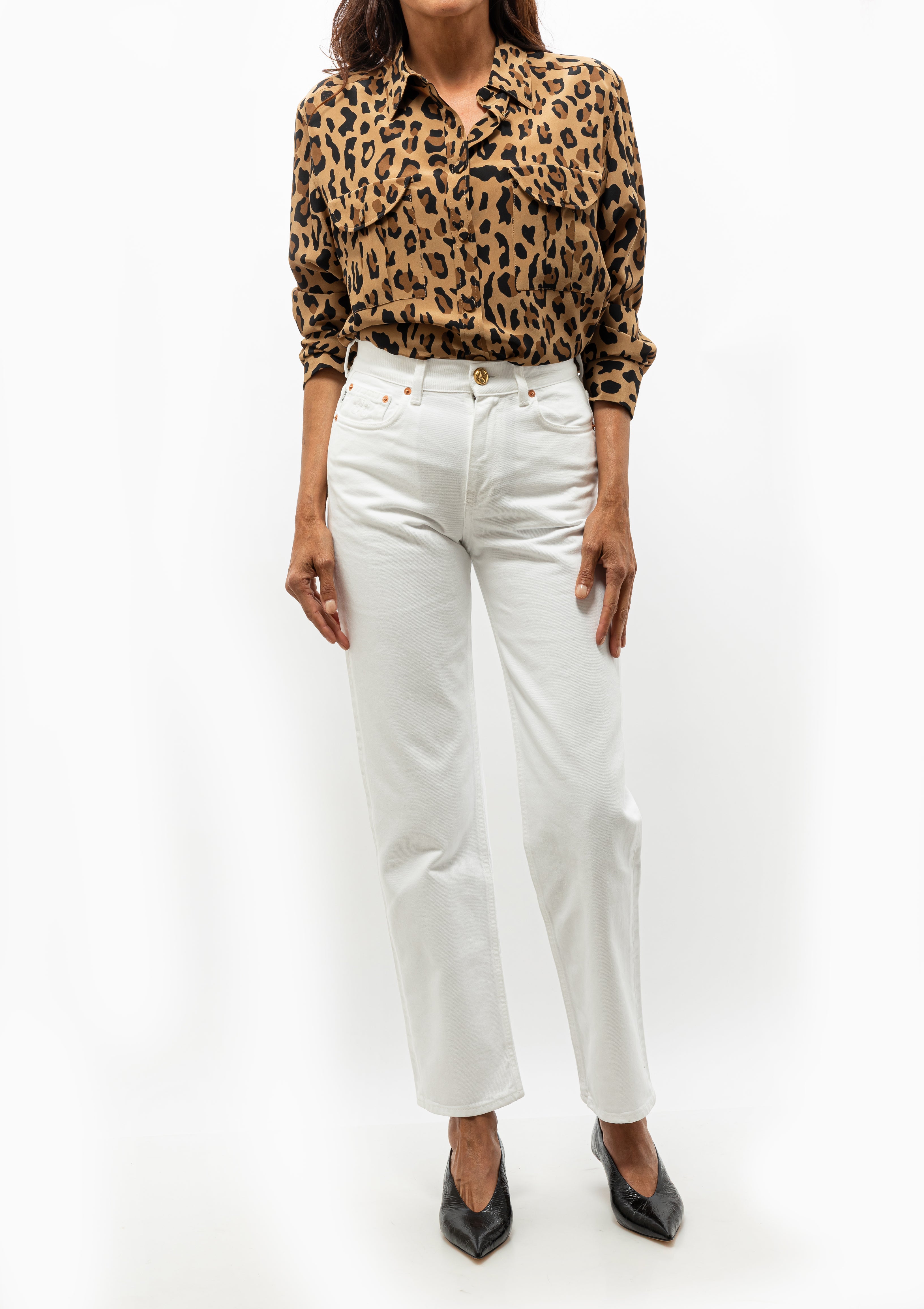 Blazé Milano Paso Jean in crisp Clapotis White shown with the Blazé Milano Anabas Shirt and Le Monde Beryl Babouche heel — available at Diani Boutique.