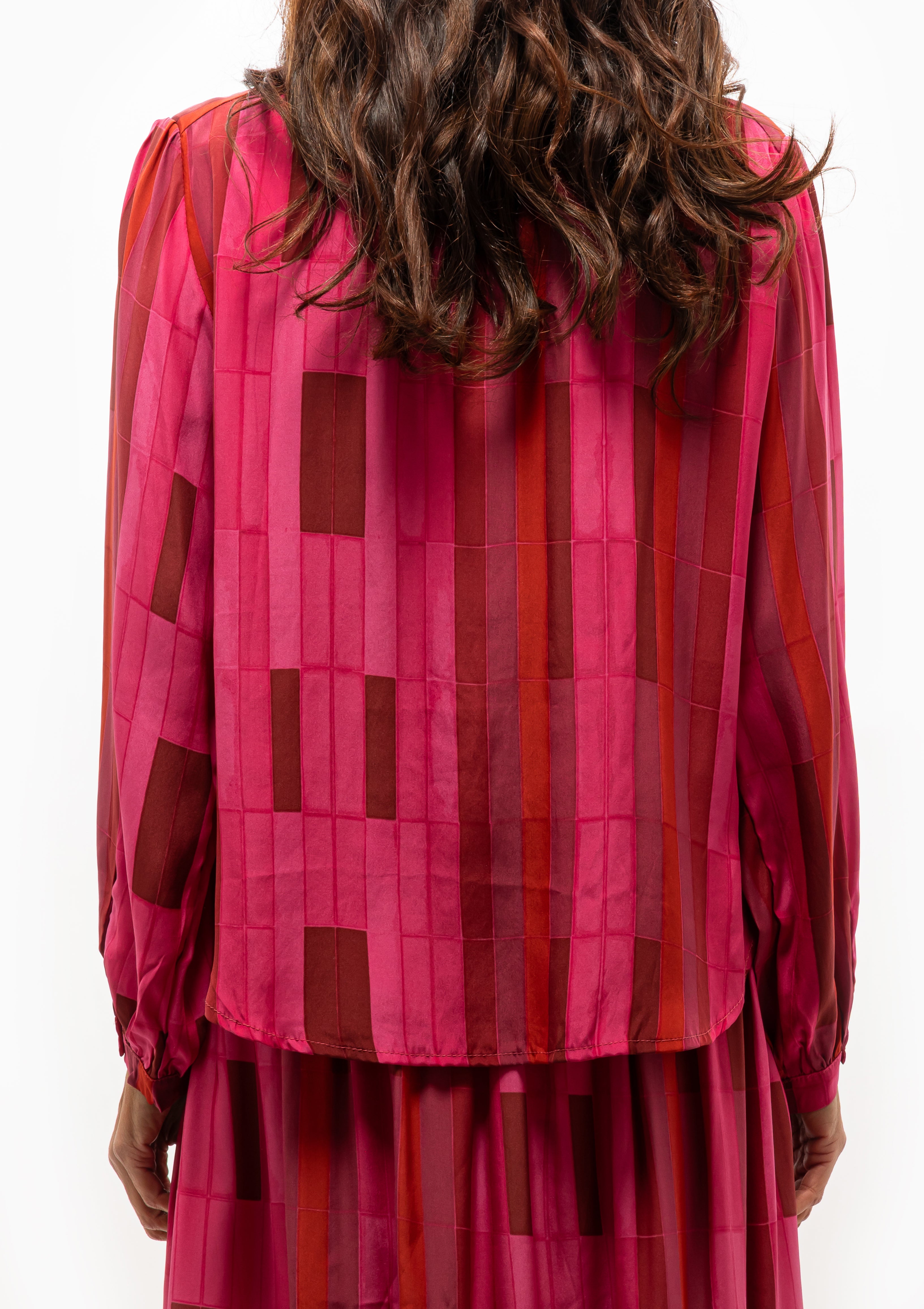 Effortless everyday style with the Natalie Martin Tolan Shirt in Sea Glass Cotton Pink — available at Diani Boutique.
