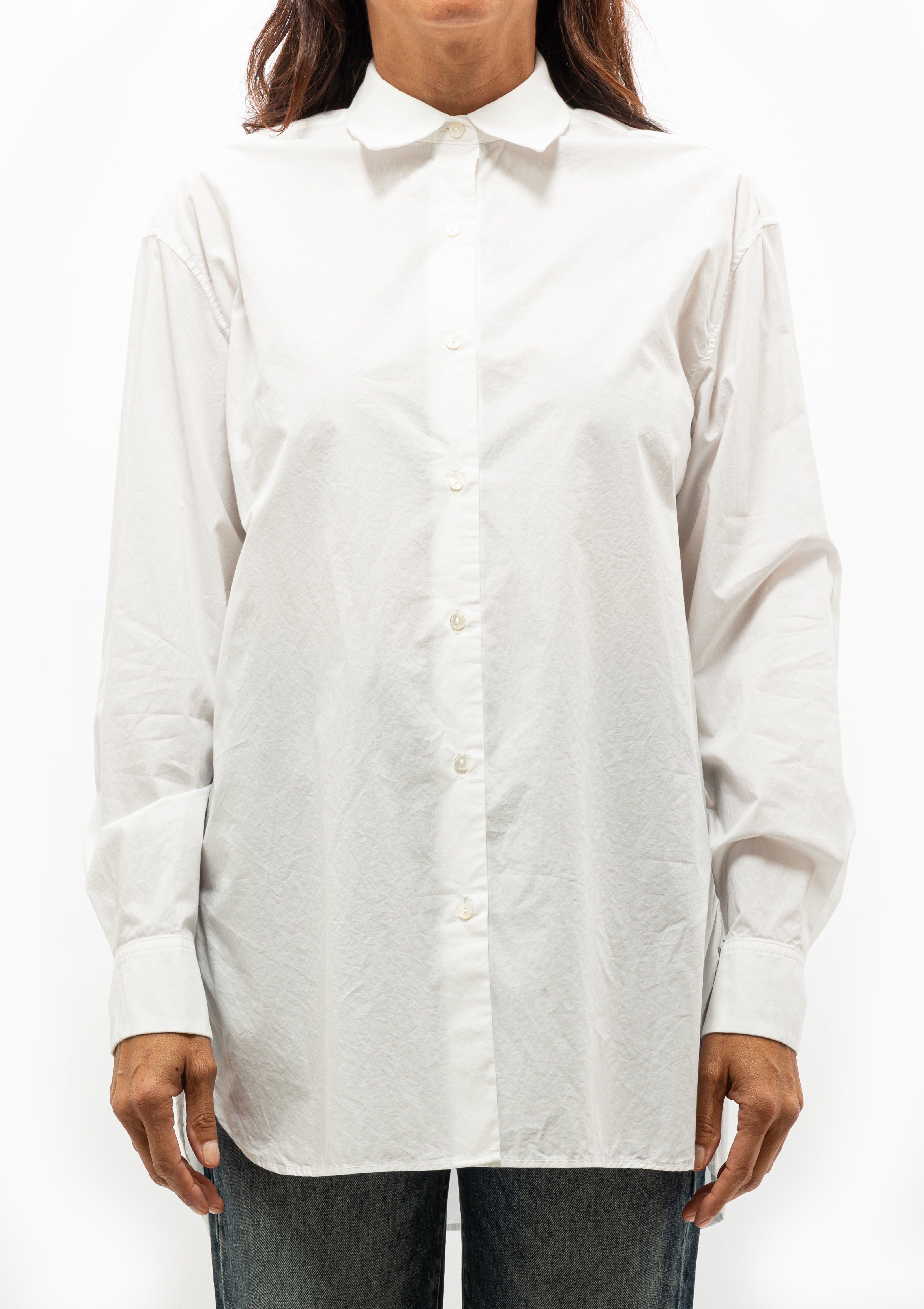 Nili Lotan’s classic Yorke Shirt in breathable white cotton — find it at Diani Boutique.