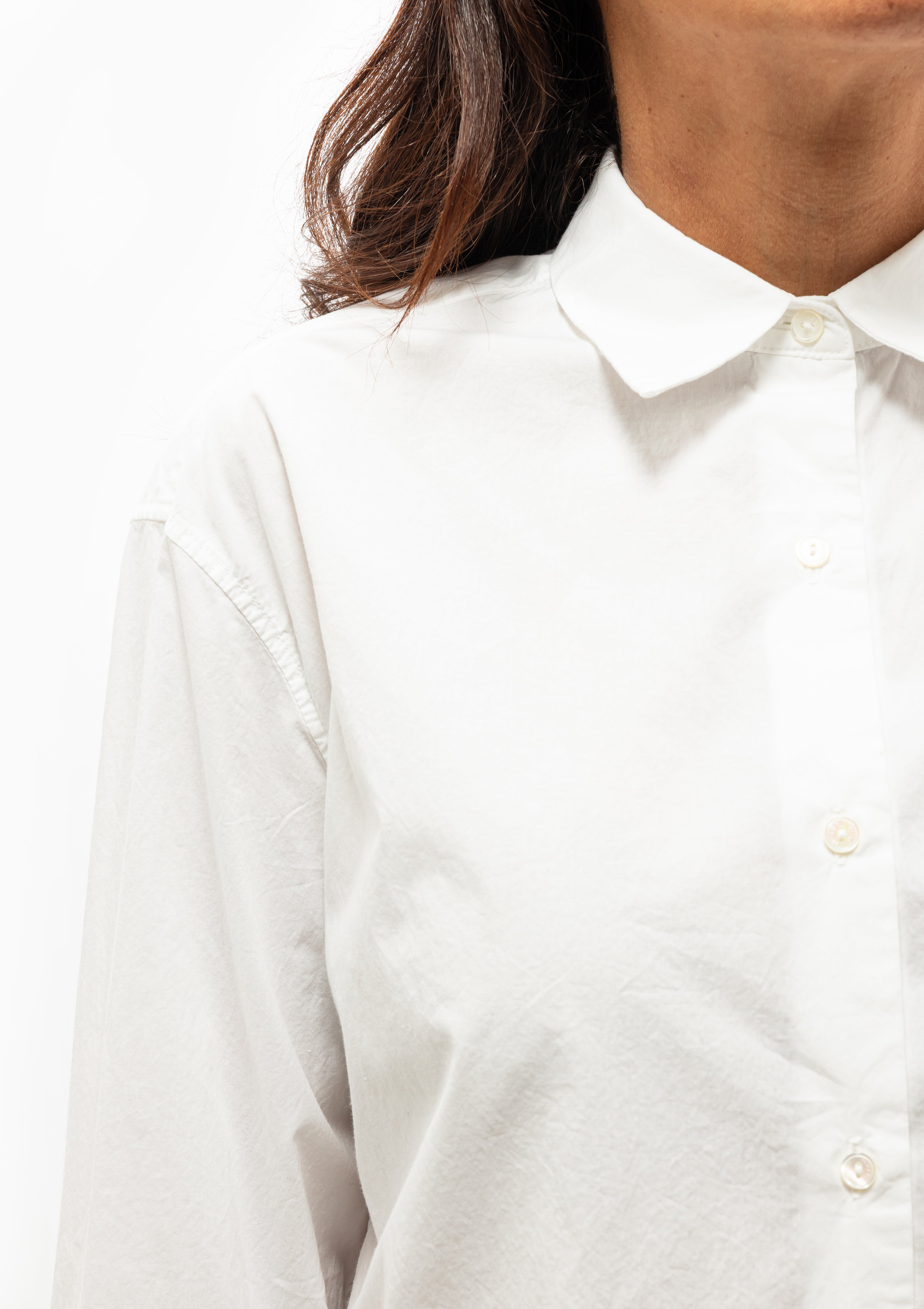 Relaxed and refined, the Nili Lotan Yorke Shirt in white cotton — now at Diani Boutique.