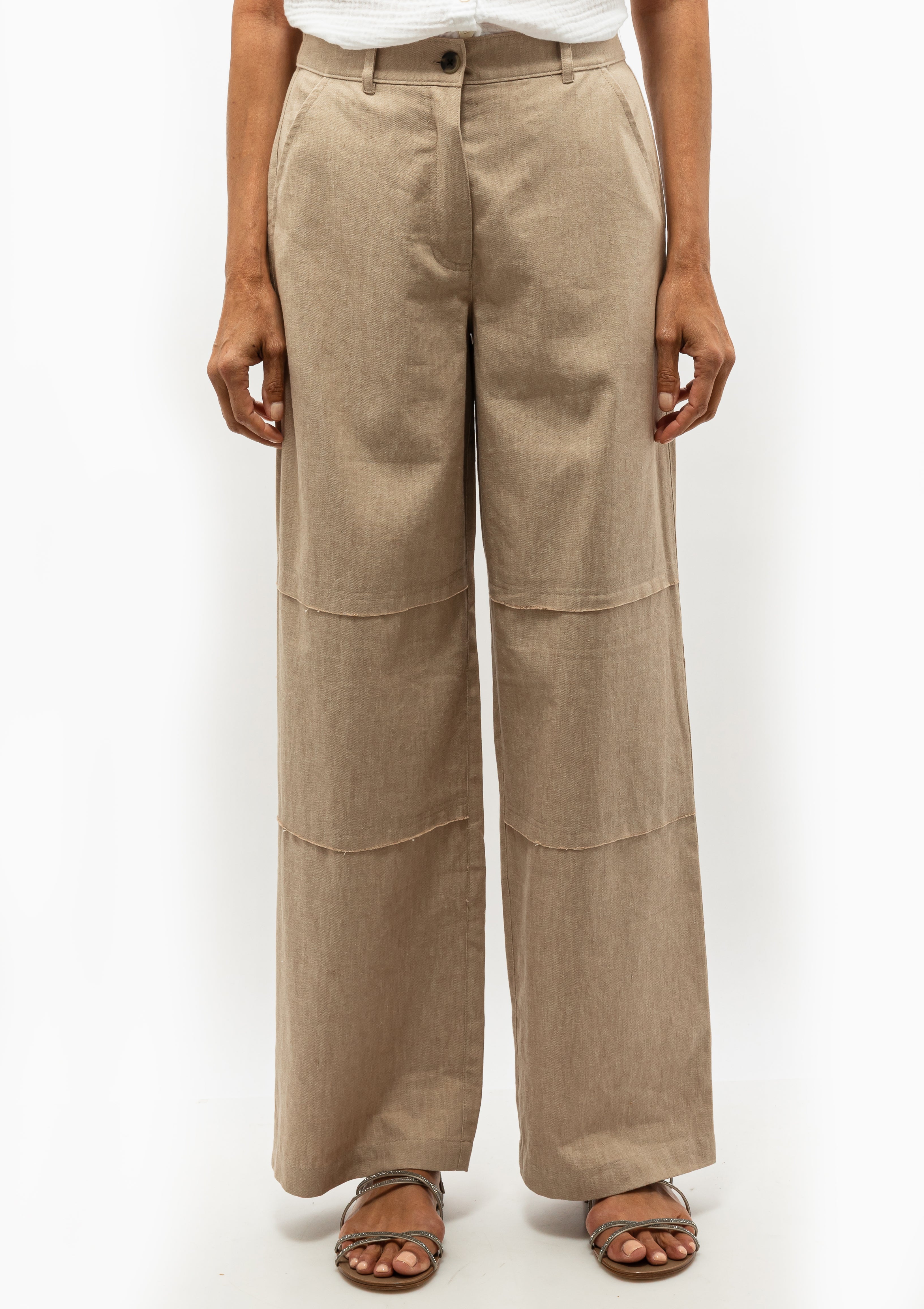 The Raquel Allegra Cotton Linen Arden pant shown with the Pedro Garcia Panie sandal, are lightweight for warm weather. Available at Diani Boutique.