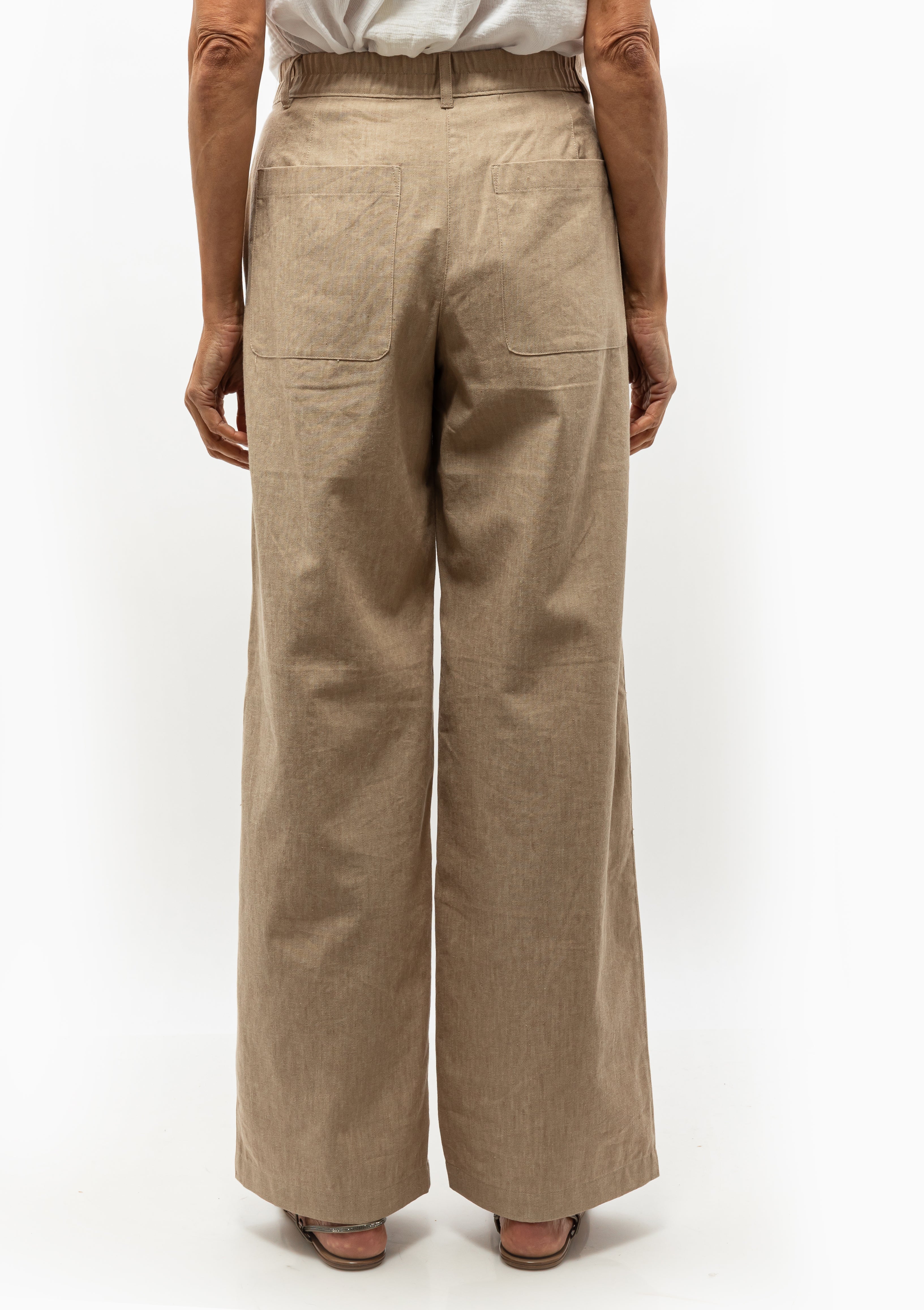 The Raquel Allegra Cotton Linen Arden pant shown with the Pedro Garcia Panie sandal, are lightweight for warm weather. Available at Diani Boutique.