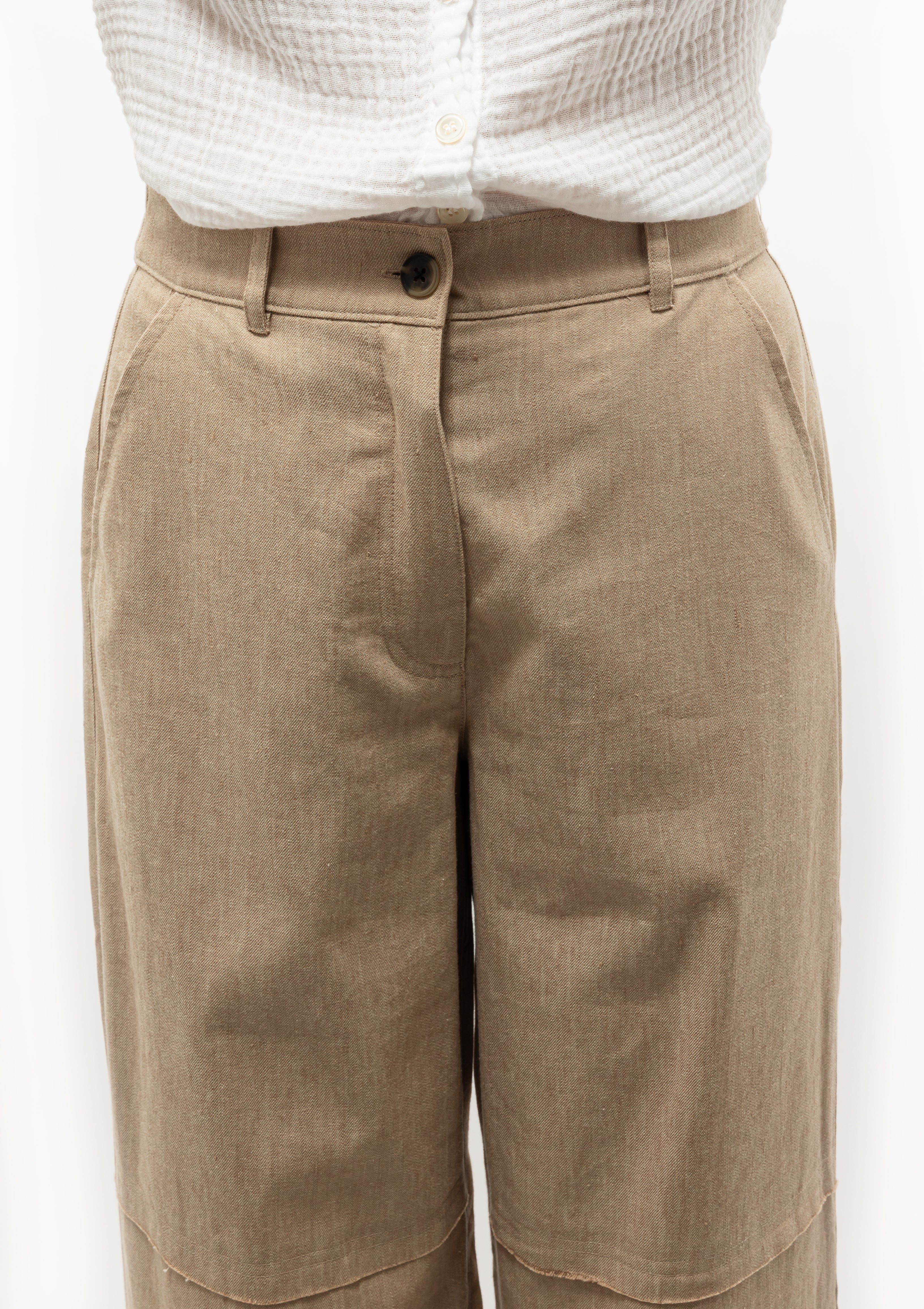 The Raquel Allegra Cotton Linen Arden pants, are lightweight for warm weather. Available at Diani Boutique.