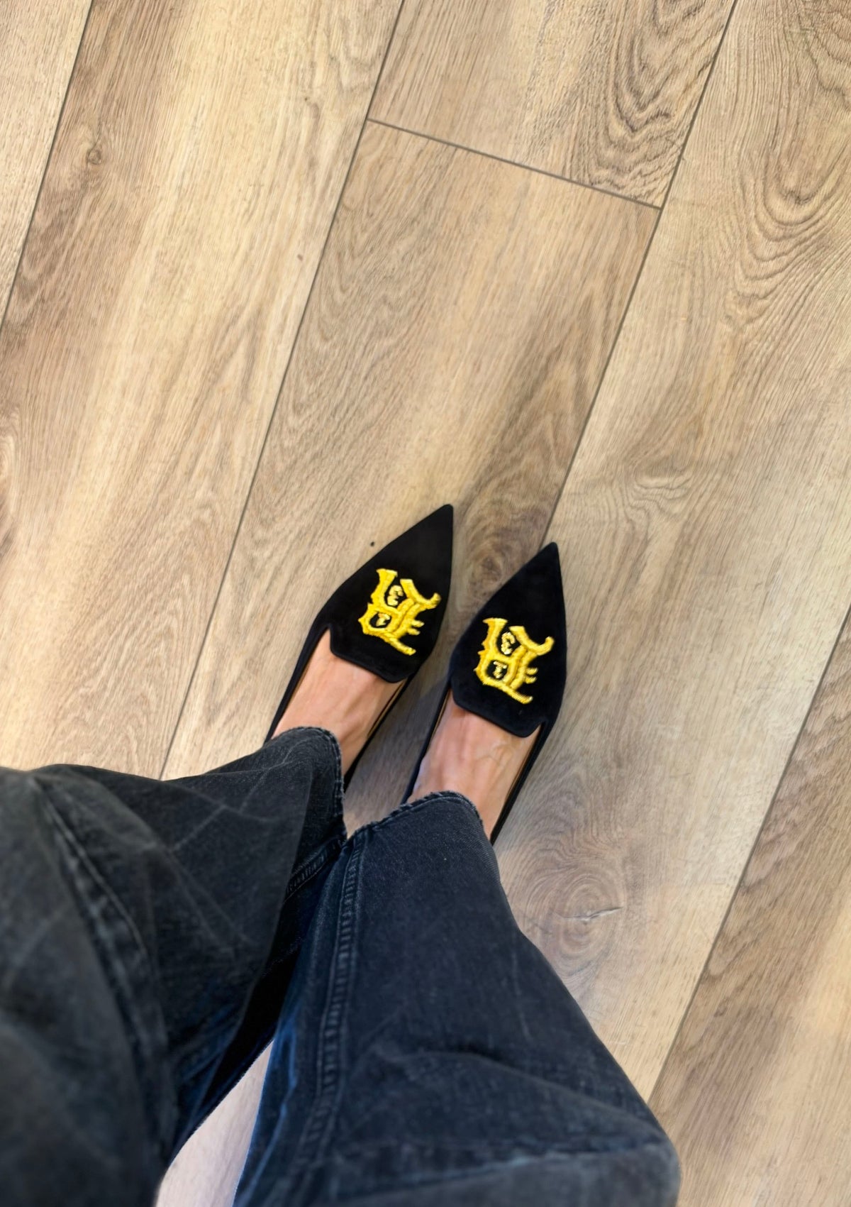 Pointy Toe Slipper With Logo | Black Suede