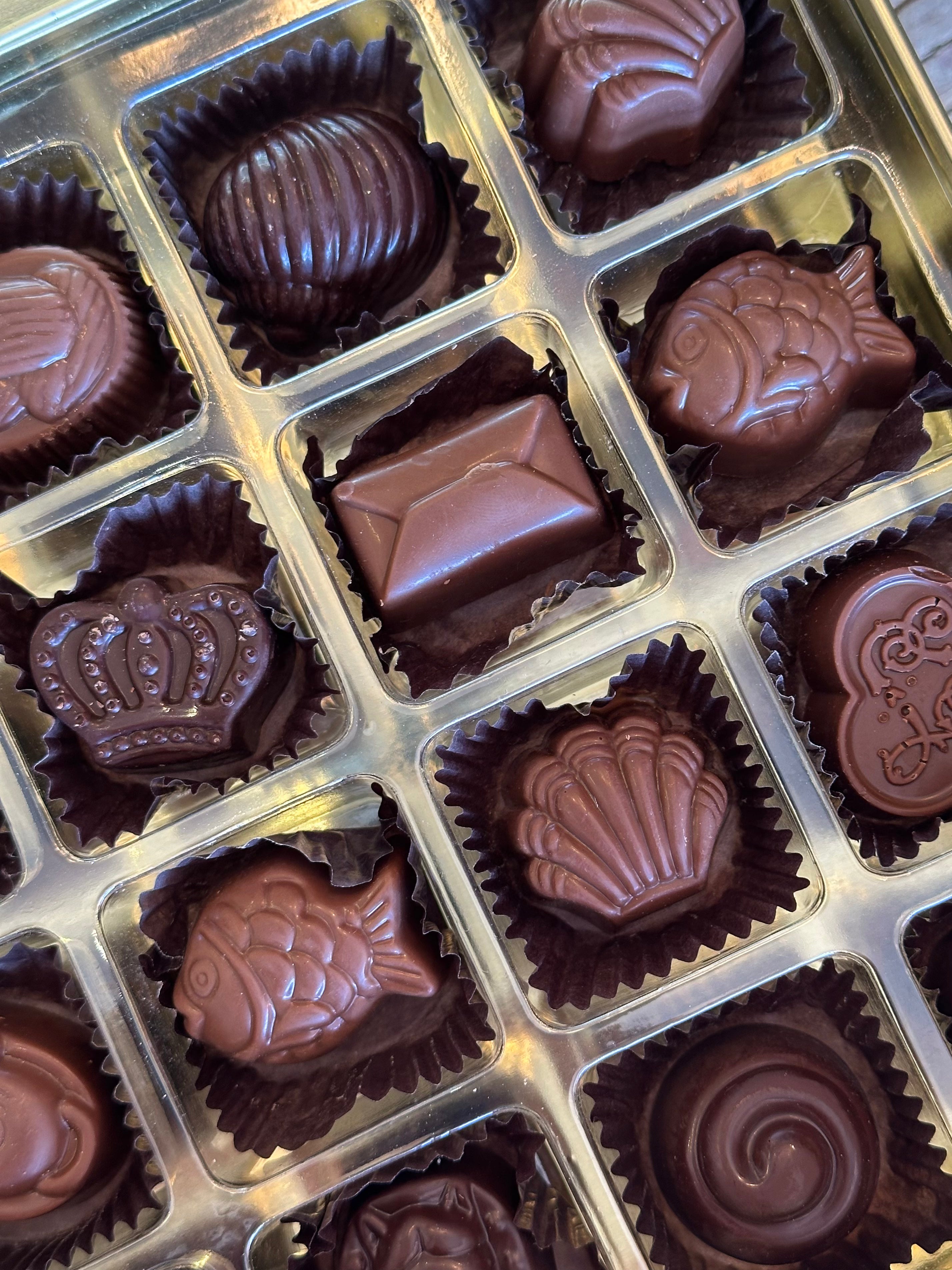 Louis Sherry Chocolates 12-Piece Tins | Holly