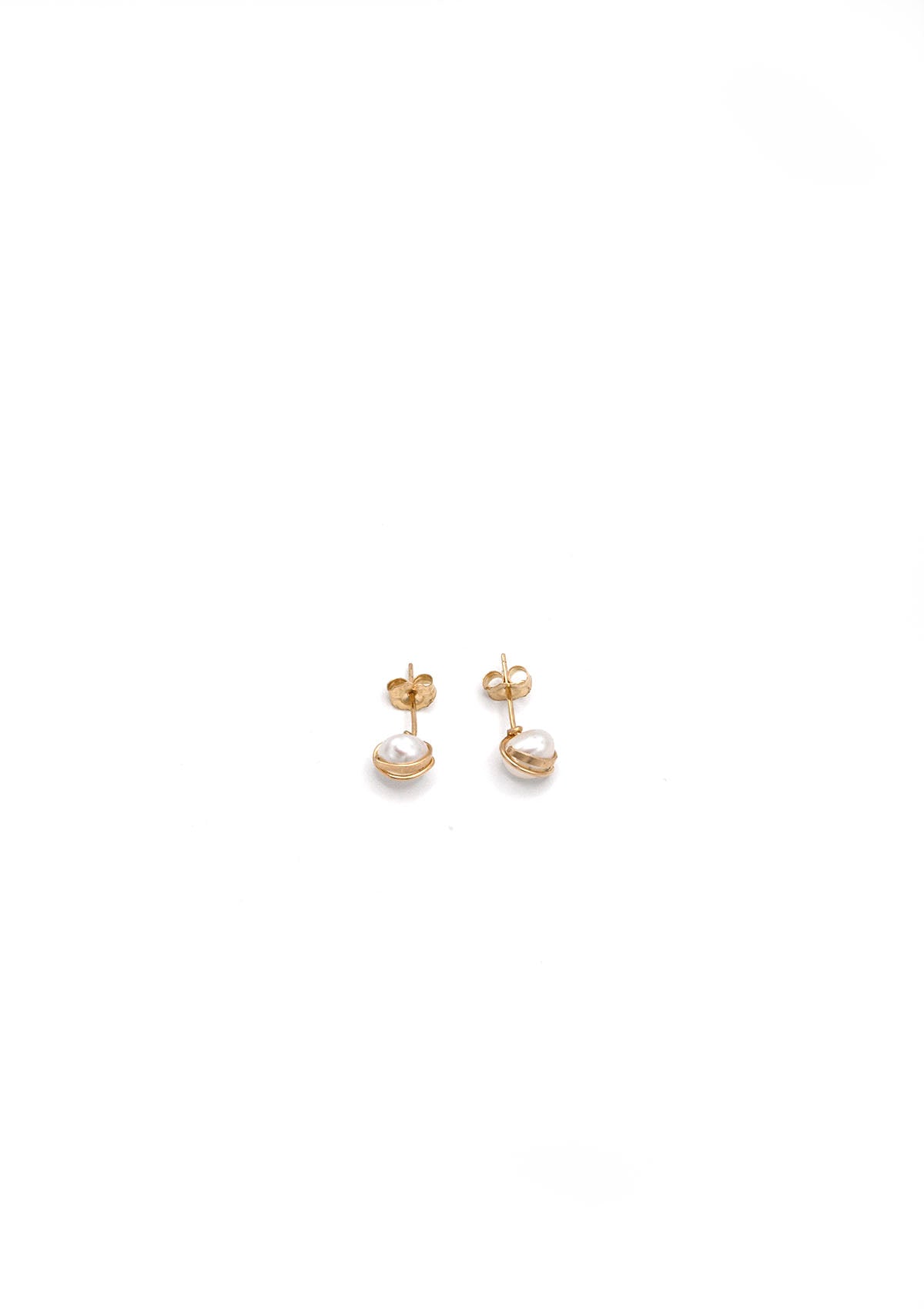 Aquamarine Sculpture Earring, showcasing the pearl studs that sit atop these sculpture earrings by Mary MacGill. Available at Diani.