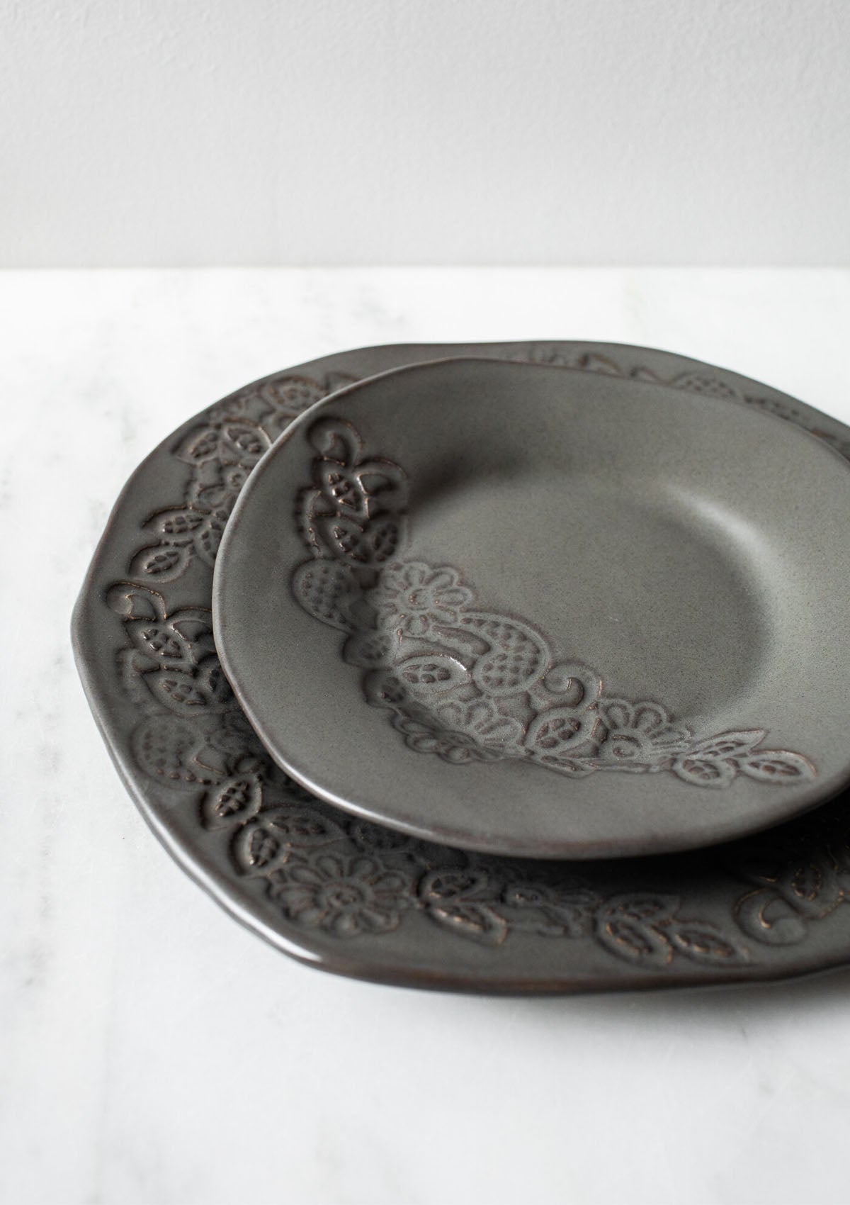 Lace Piatra Dinner Plate | Gunmetal
