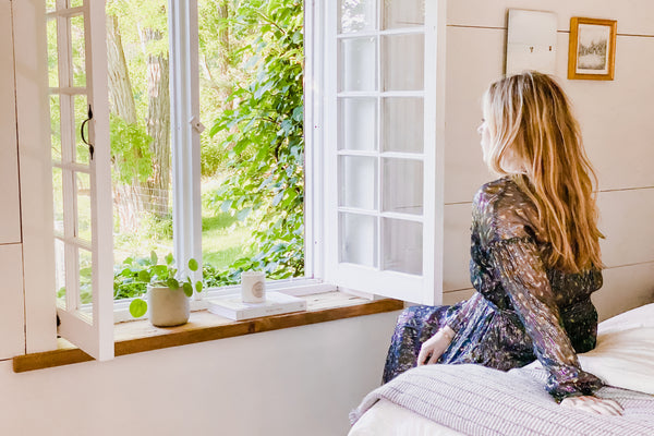 How Caroline Creates A Soothing Summer Bedroom