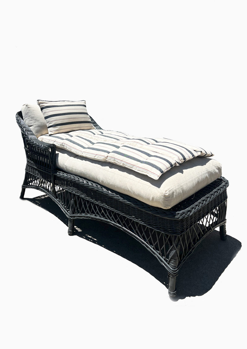 Vintage Wicker Chaise | 25' x 64' x 29'