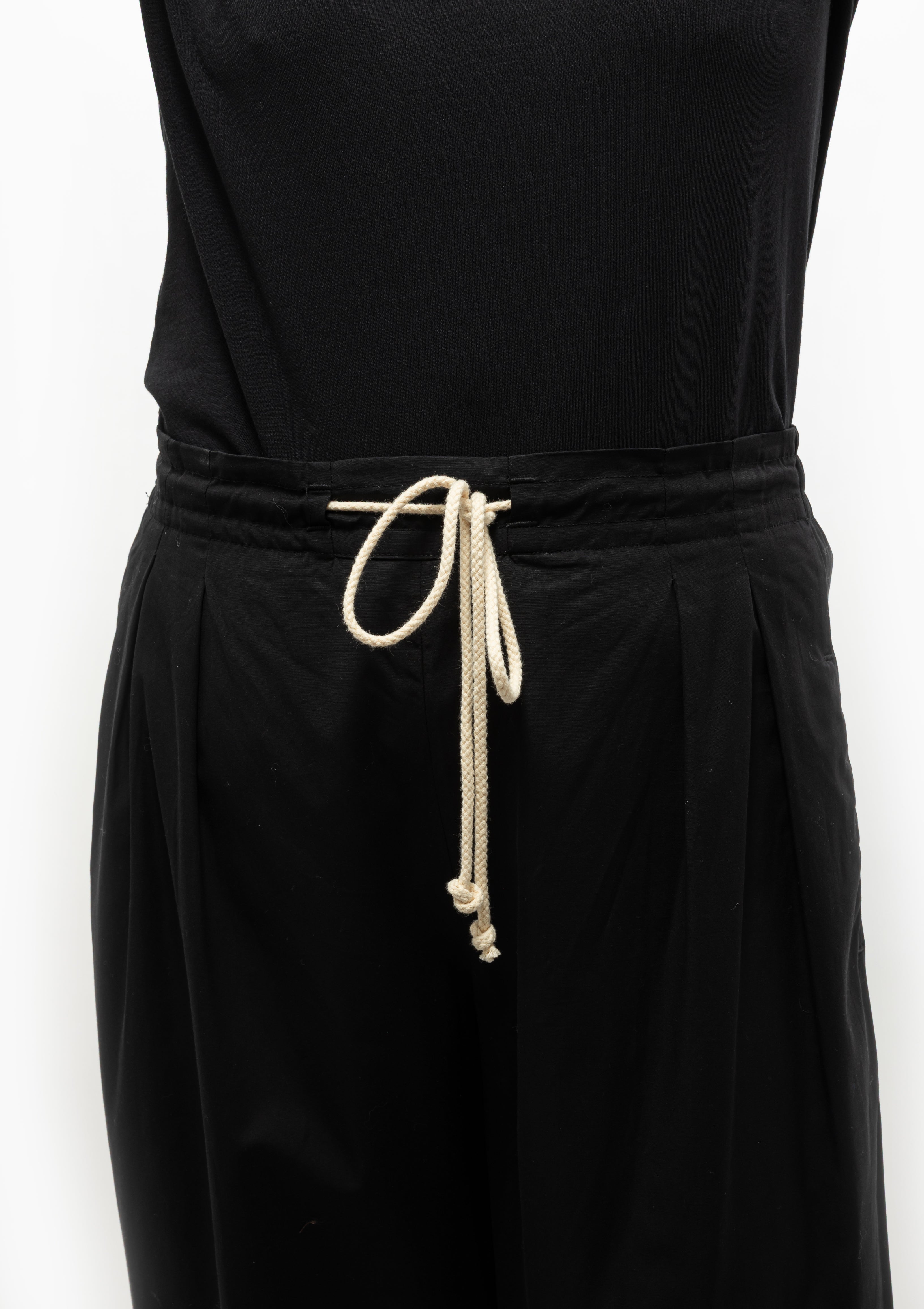 Drawstring Pleat Front Pant | Black