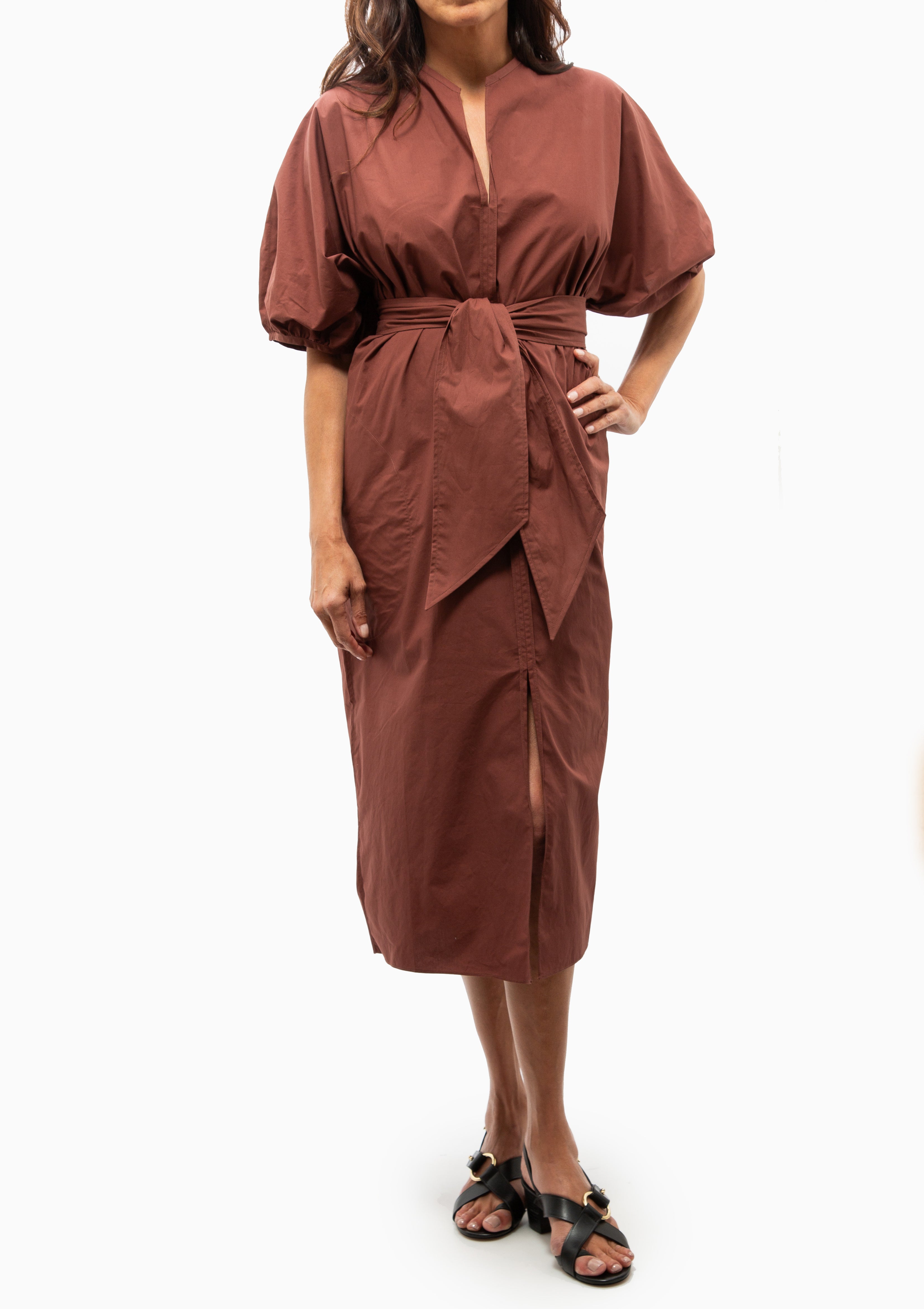 Soeur midi dress with a flattering cut and minimalist style, offered at Diani Boutique.