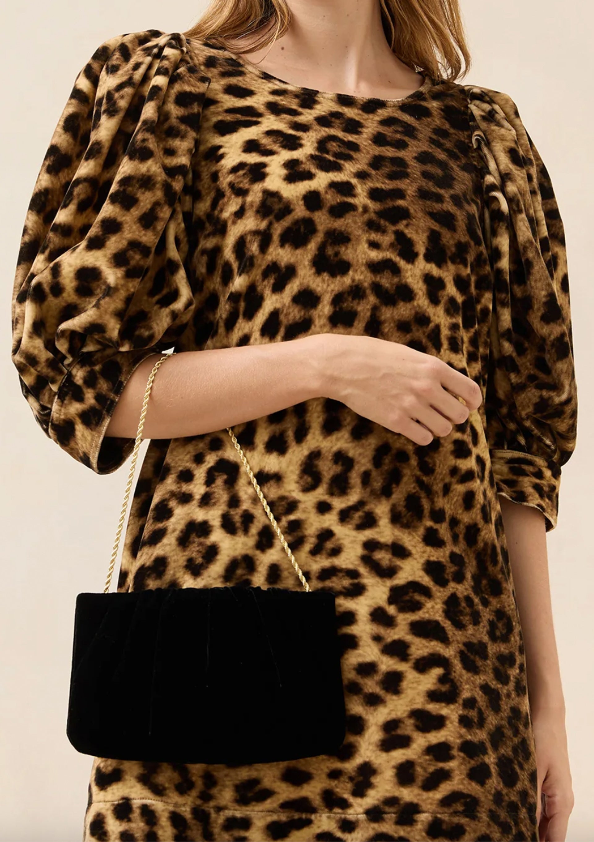 Serena Gathered Velvet Clutch | Black