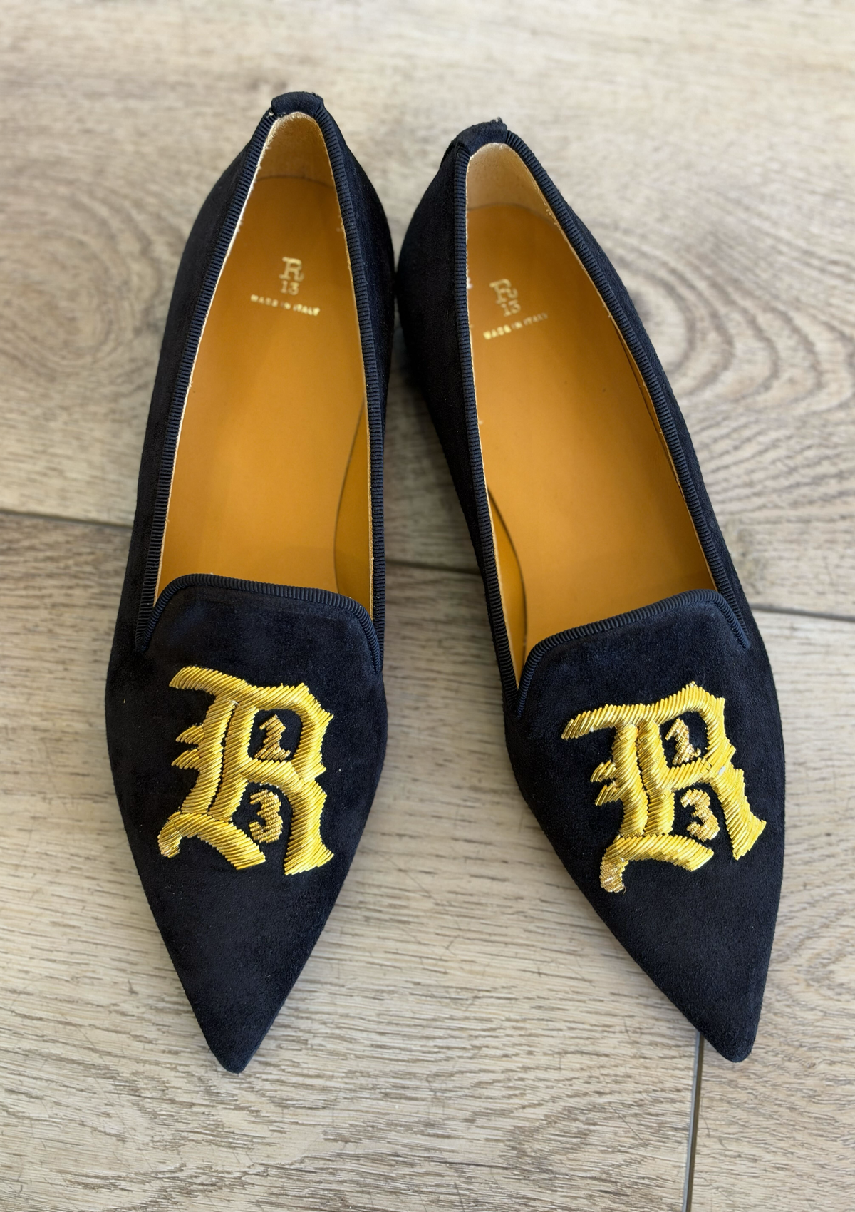 Pointy Toe Slipper With Logo | Black Suede
