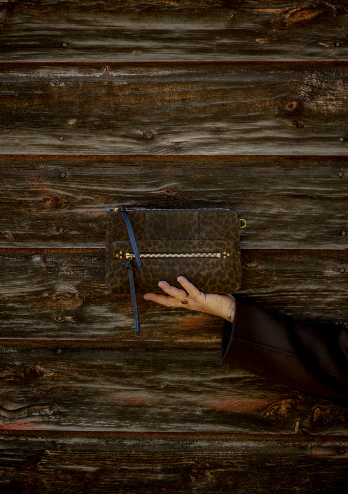 Lucky Clutch | Imprime Leopard Kaki Split Suede