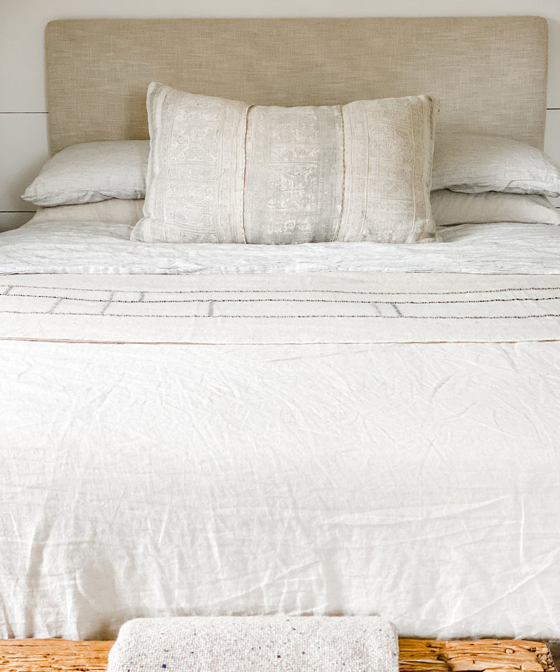 Apt Throw, Light Grey/Black | 55" x 71"